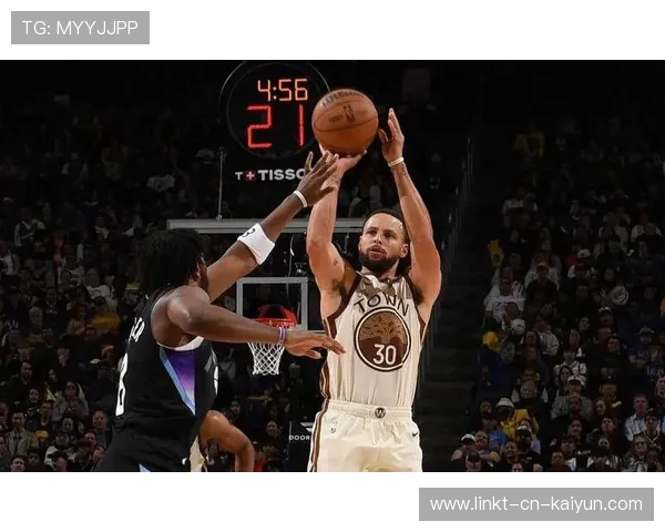 勇士外线火力全开，库里再中关键三分，勇士对阵开拓者,库里43分